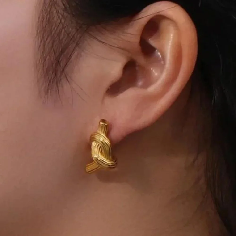 NEW MODERN 18K GOLD KNOT STUD EARRINGS, NICE EARRINGS, CUTE EARRINGS - Picture 1 of 6